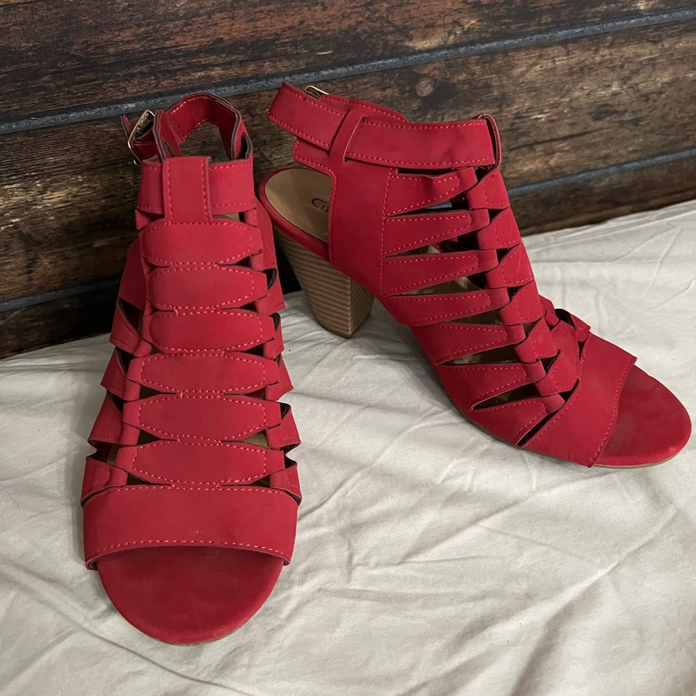 7.5 city classified read strappy heels